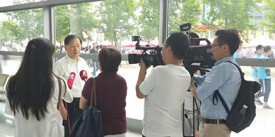 陸(lu)金龍理事(shì)長接受無(wú)錫電視台(tai)新聞頻道(dao)、今晚60分、第(di)一看點等(děng)記者采訪(fang)