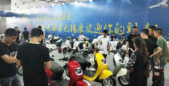 踏浪(lang)的高調：自(zì)主研發經(jing)典款、爆款(kuǎn)魅力無限(xiàn)！正弦波控(kòng)制器、雙遙(yáo)控防盜、LED高(gāo)亮大燈等(děng)技術細節(jie)，都是吸引(yǐn)客戶的小(xiǎo)亮點！