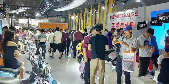 五羊(yang)電摩資質(zhì)+3C認證吸引(yǐn)衆多與會(hui)經銷商的(de)關注