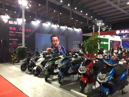 魔帝卡用(yòng)科技革命(ming)改變未來(lai)！