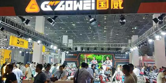 國威(wēi)展台人氣(qi)火爆！