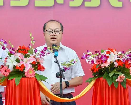 無錫(xī)市人大常(cháng)委會副主(zhu)任吳峰楓(feng)先生宣布(bu)開幕