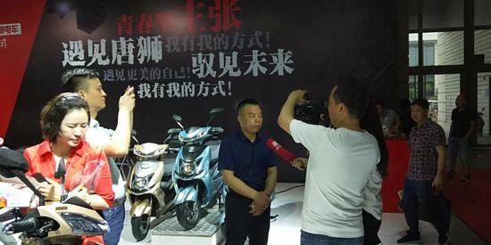 唐獅(shi)蔡希新總(zong)經理接受(shou)電視台記(jì)者采訪