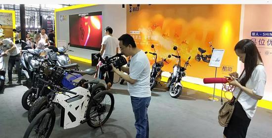 電視台記(jì)者對新日(ri)新品類特(te)感興趣