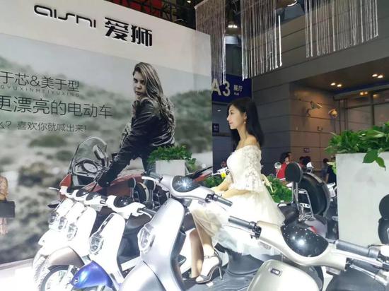 愛獅的(de)展台、産品(pin)布局、美女(nü)模特都養(yang)眼！