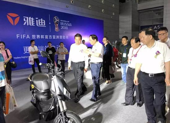 領導(dao)嘉賓參觀(guān)雅迪展台(tái)