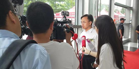 錫山區(qu)人民政府(fu)副區長栾(luan)海港接受(shòu)新聞記者(zhe)采訪