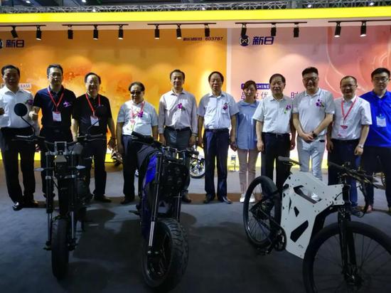 領(lǐng)導嘉賓參(can)觀新日展(zhan)台